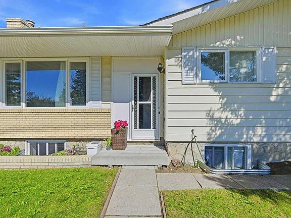4th image of 2415 W Vista Cres NE