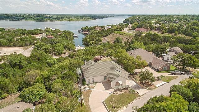 1st image of 2207 Caroline Ct