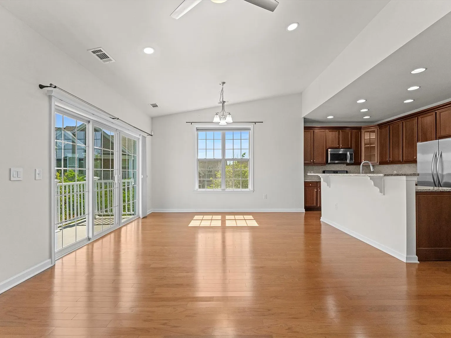 2 bed, 1198 sqft, $2,900 — Photo 2