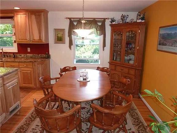 4th image of 6095 Hollybush Ln