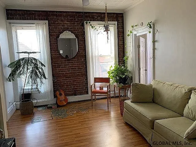 Living room (front)