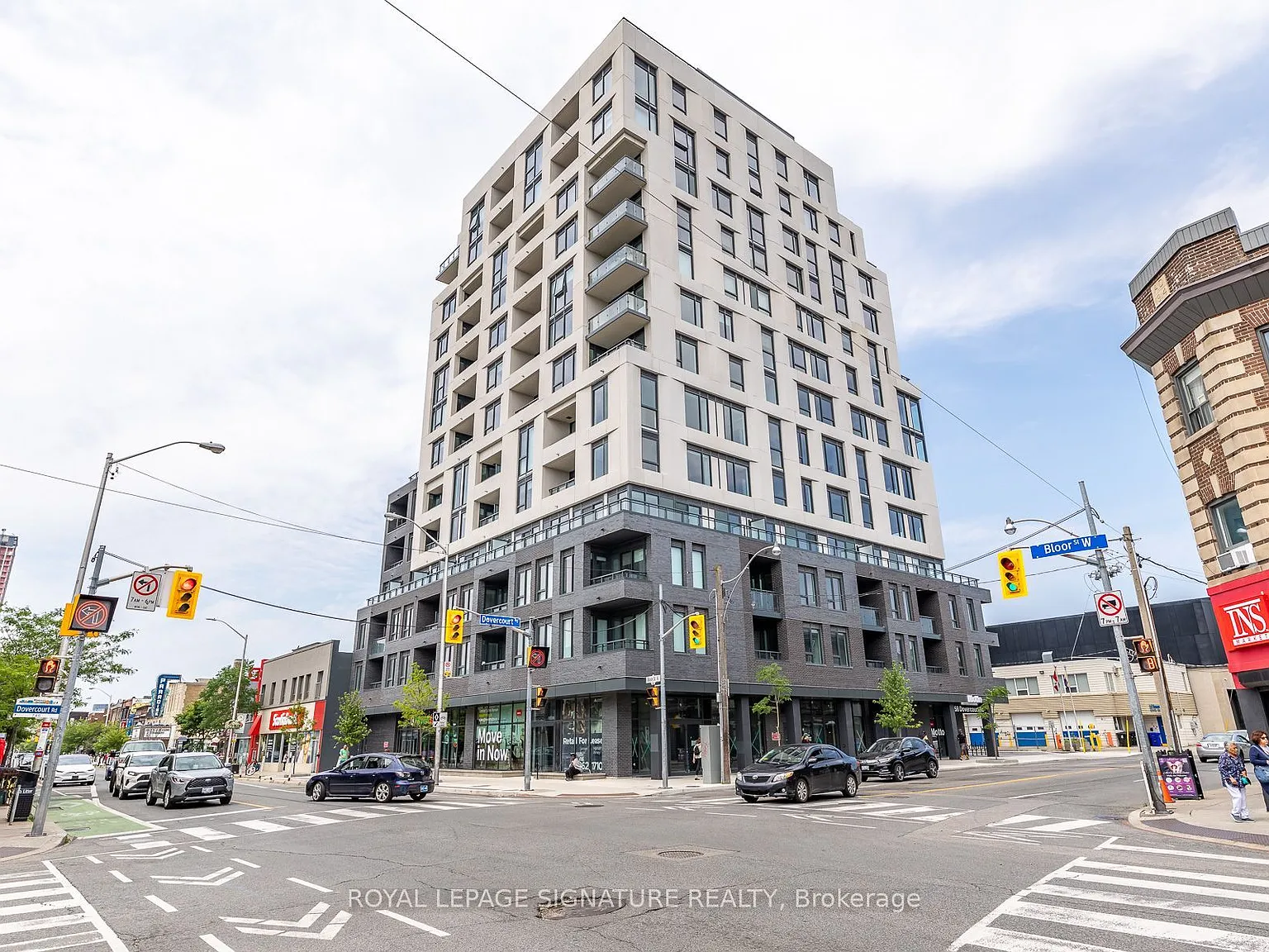 Motto Condos — Photo 1