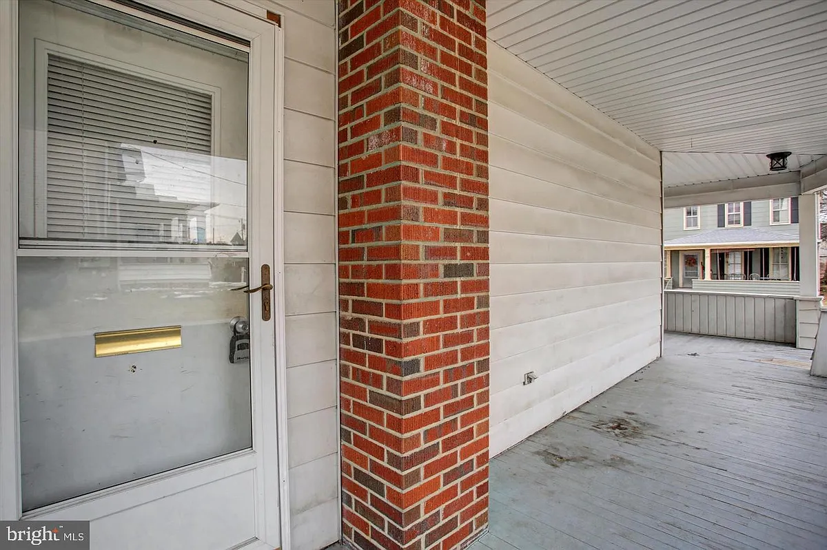 Building Photo - 230 W 2nd St #A