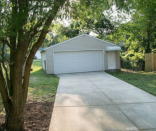 4th image of 930 Crestline Dr