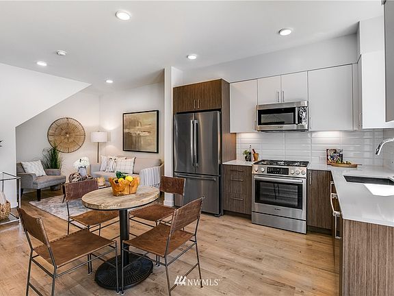 4th image of 422 E 10th Avenue E