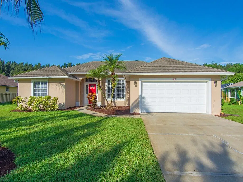 3 bed, 2.0 bath, 1701 sqft, $2,300 — Photo 2