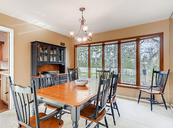 4th image of 1218 E Clarendon St