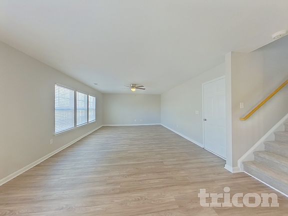 4th image of 449 Denman Loop