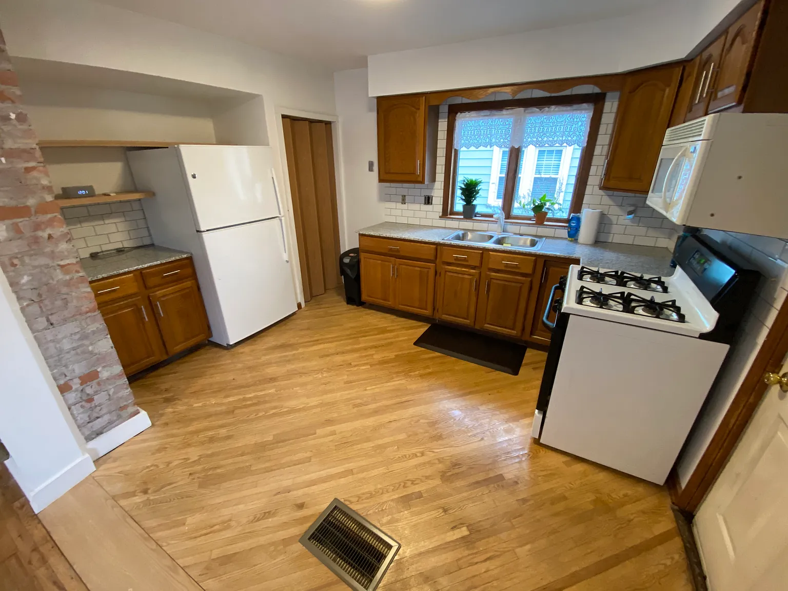 3 bed, 1500 sqft, $1,975 — Photo 2