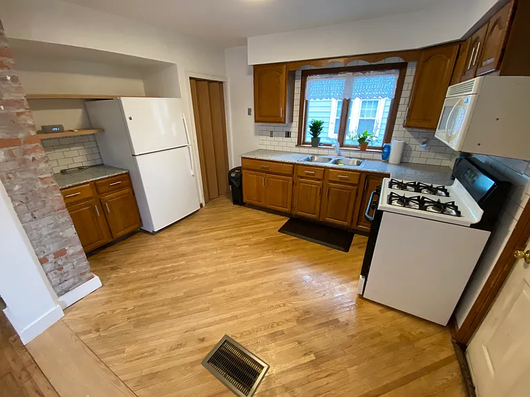 805 Cadillac St — Photo 2