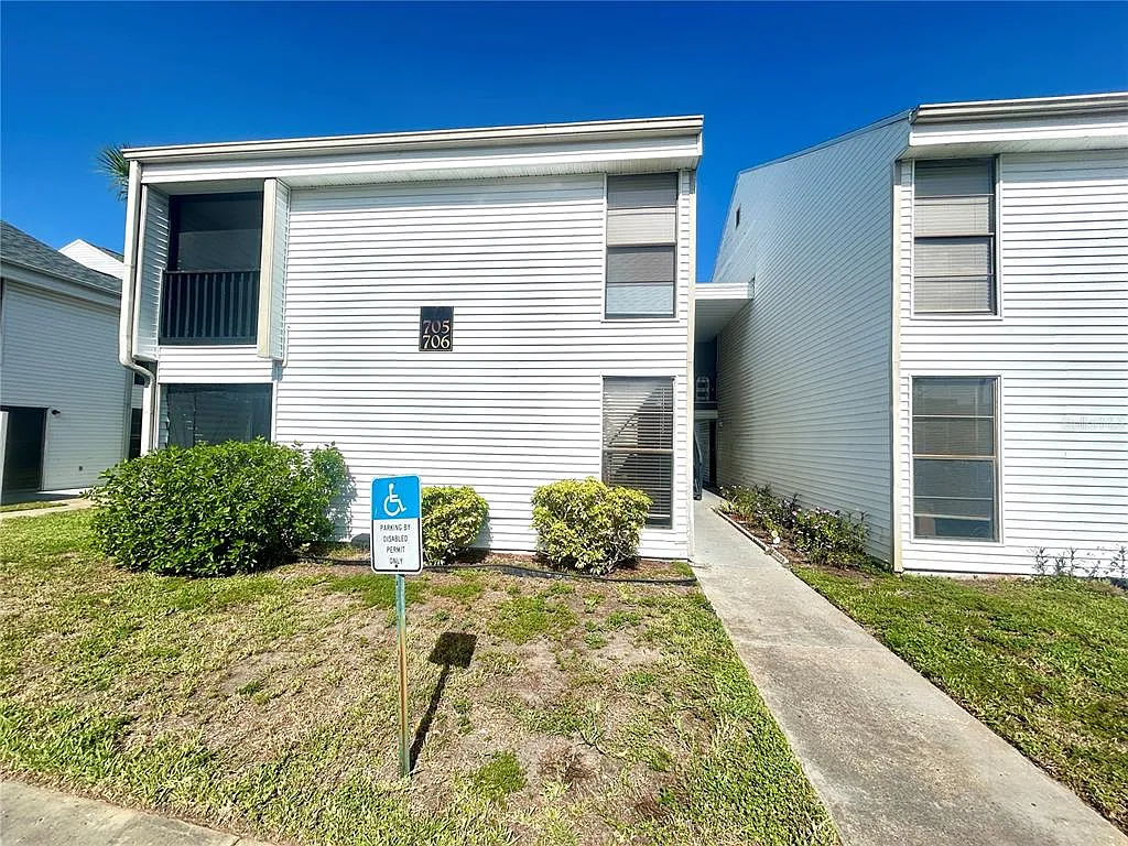 3 bed, 2.0 bath, 1010 sqft, $1,900 — Photo 1