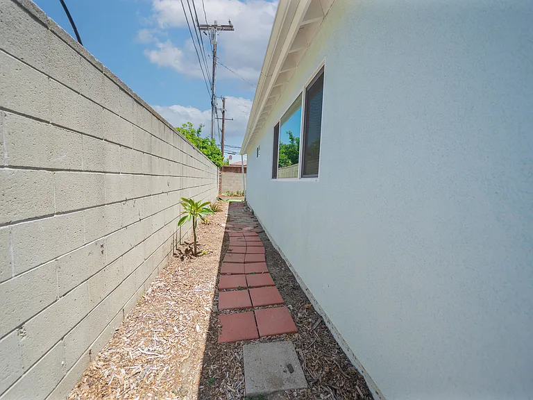 349 E Newman Ave #B — Photo 14