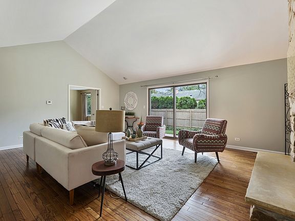 5th image of 2911 Hawthorn Ln