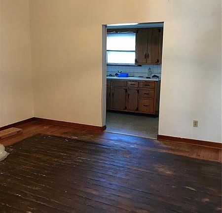 4th image of 1009 Victoria Ave