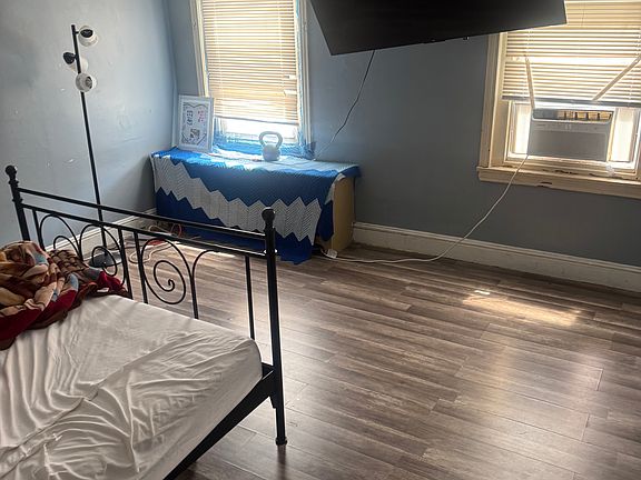 2nd image of 715 W Elm St