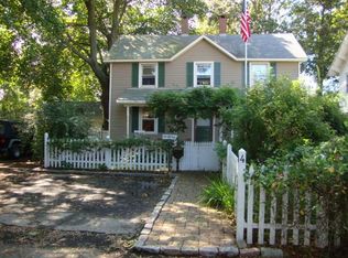 4 Cosgrove Pl, New London, CT 06320