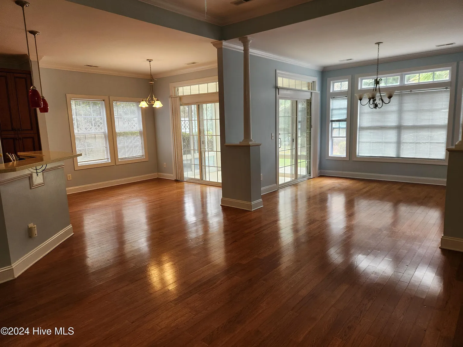 3 bed, 2.5 bath, 2101 sqft, $2,350 — Photo 4