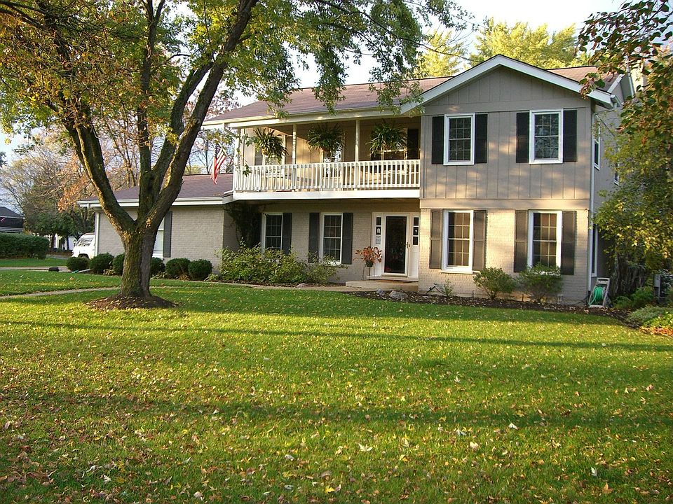 Large lot backs up to forest preserve