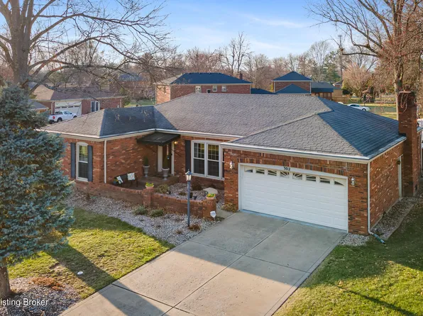 302 Hawick Pl, Douglass Hills, KY 40243