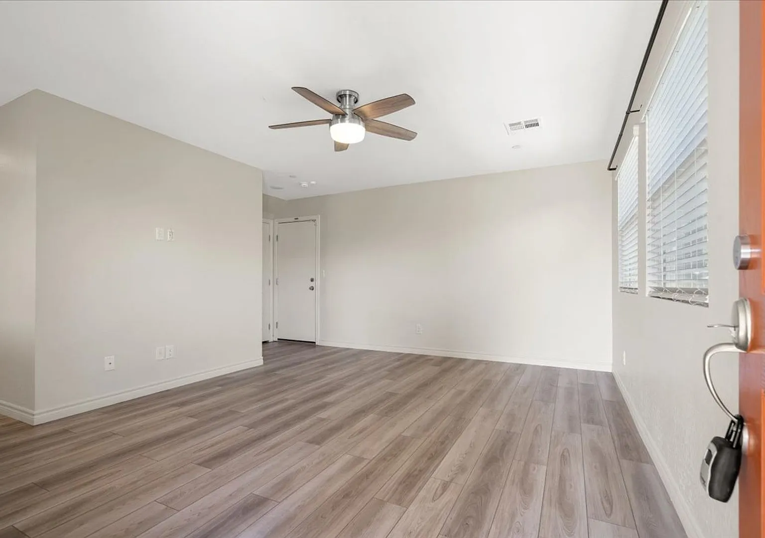 4bd End-Unit Gated Townhome with Stylish Finishes — Photo 4