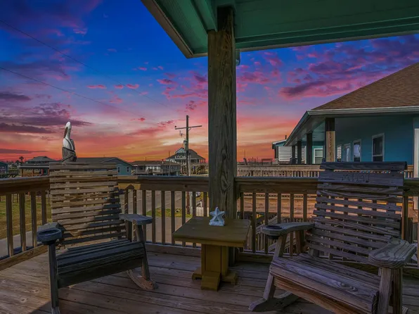 960 Palmetto Dr APT B, Crystal Beach, TX 77650