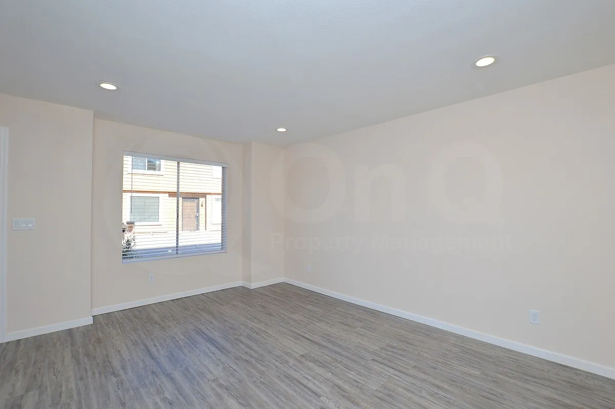 2 bed, 1.5 bath, 922 sqft, $1,449 — Photo 3