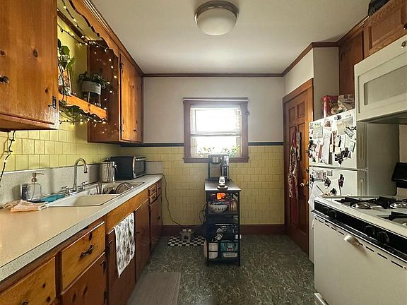 2nd image of 21 Ashland St #2