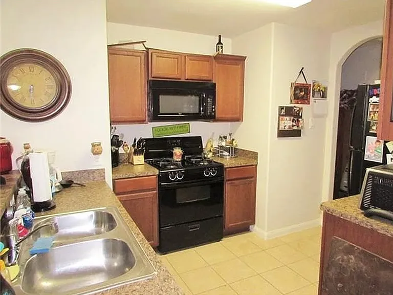 725 Lazy Crest Dr — Photo 3