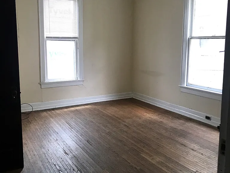 424 E 6th St — Photo 9