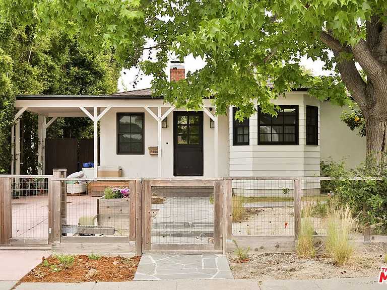 2330 Walnut Ave — Photo 1