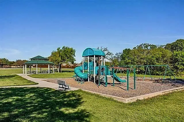 2413 Pinehurst Dr — Photo 3