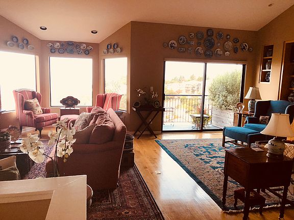 Large spacious Living Room