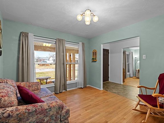 5th image of 637 Coachway Ln