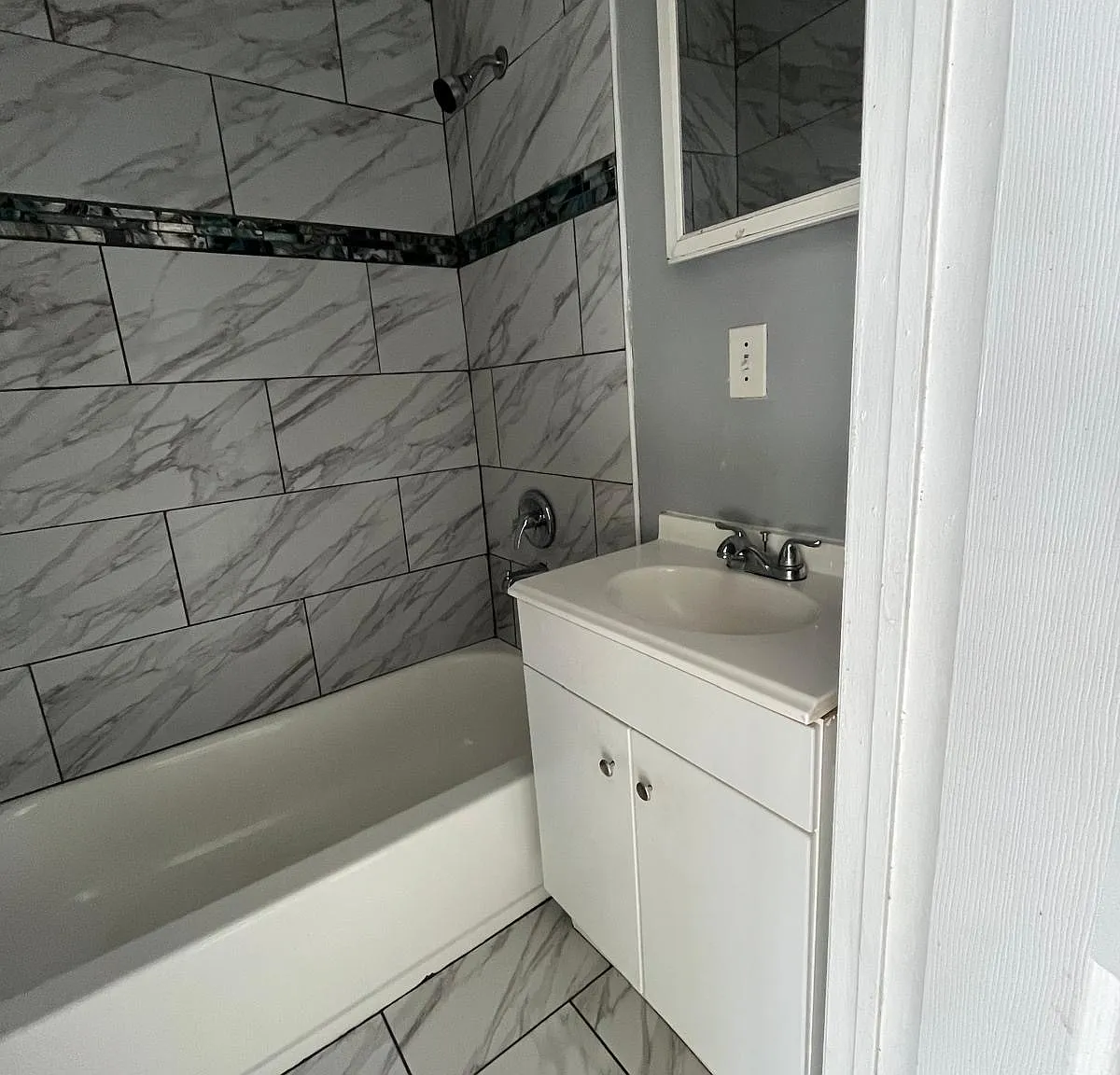 1120 Central Avenue - 1R — Photo 2