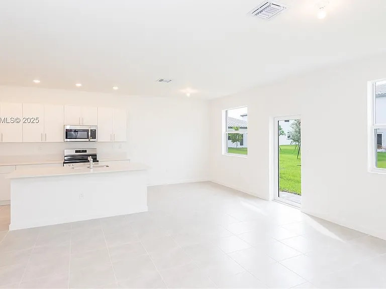 2636 SE 8th Ct — Photo 8
