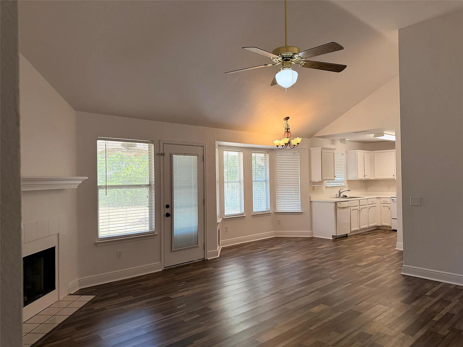 4 bed, 2.0 bath, 1428 sqft, $1,850 — Photo 4
