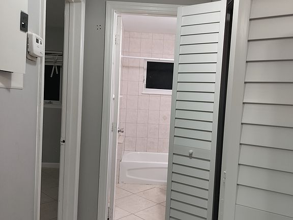 4th image of 905 SE 1st St #5