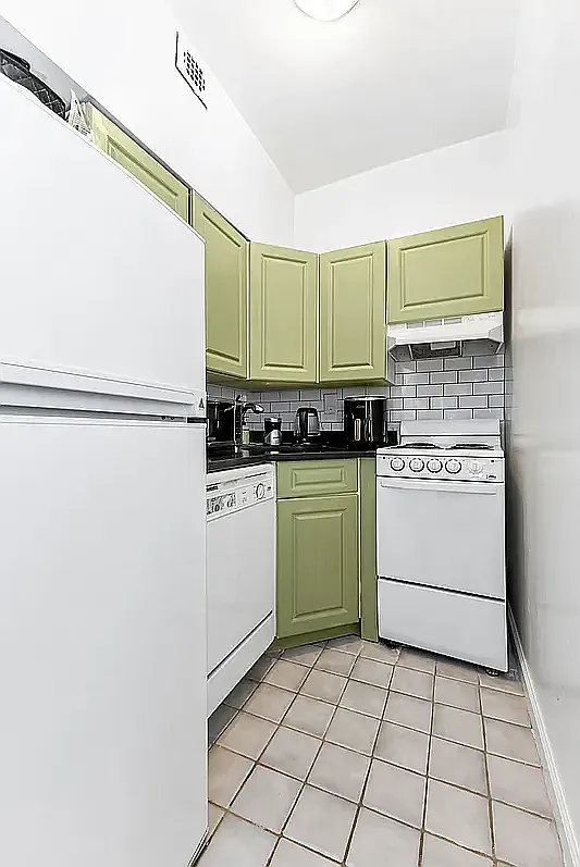 690 Greenwich Street — Photo 3