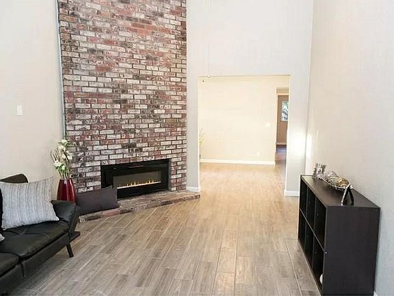 3rd image of 7453 Willowcreek Dr