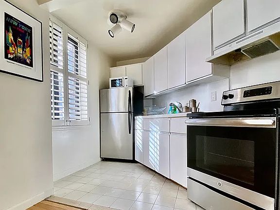 4th image of 176 W 86th St APT 2D