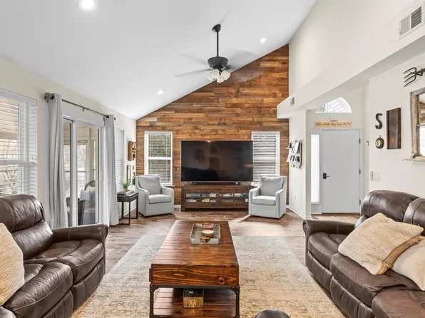 68 Lakeview Drive, Manorville, NY 11949