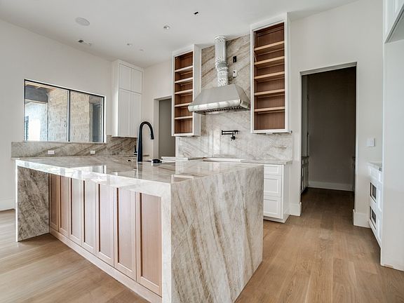 4th image of 915 Vaquero Way