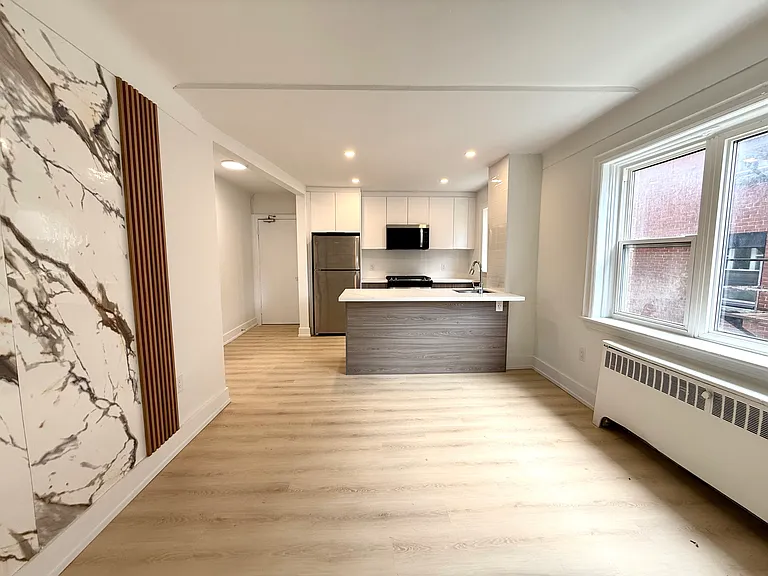 1024 King St E — Photo 4