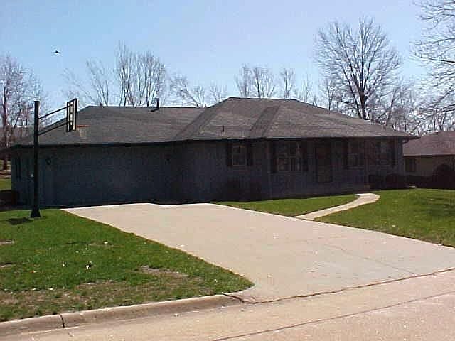 2nd image of 1300 N Prairie St