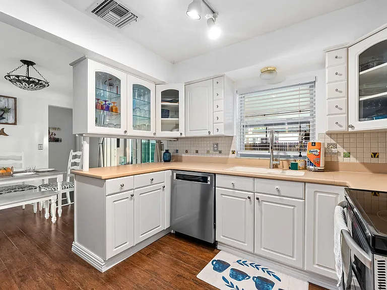 Bayview Dr — Photo 17
