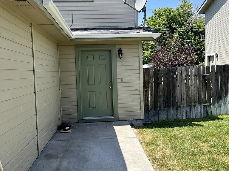 1183 N 14th St E — Photo 2