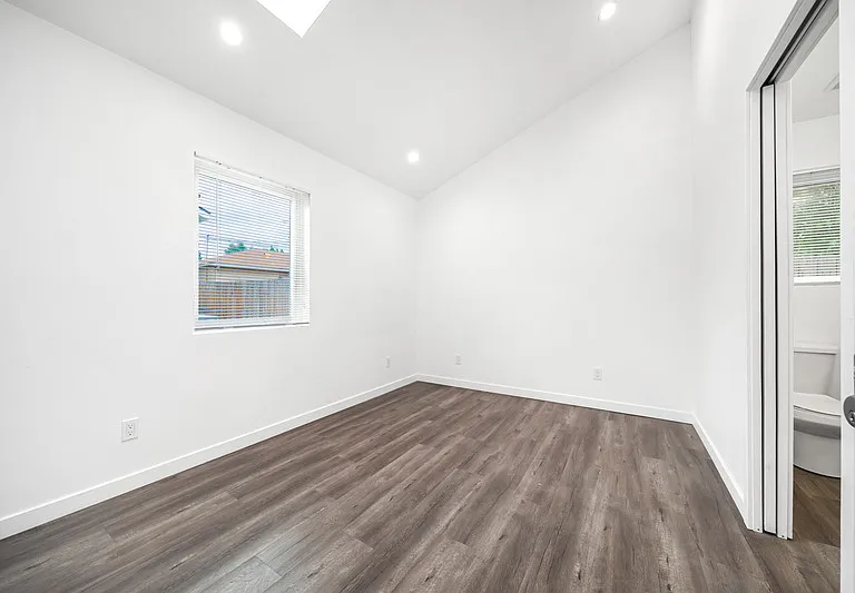 422 N Batavia St — Photo 17
