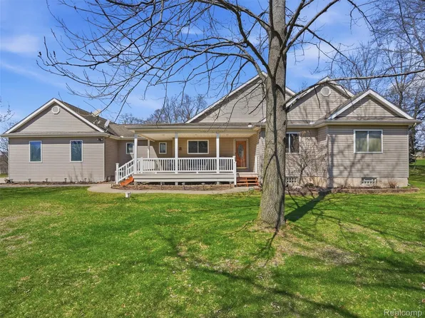 4695 Melanie Ln, White Lake, MI 48383