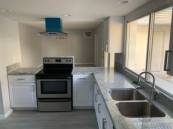 4th image of 1920 E Meadow Dr