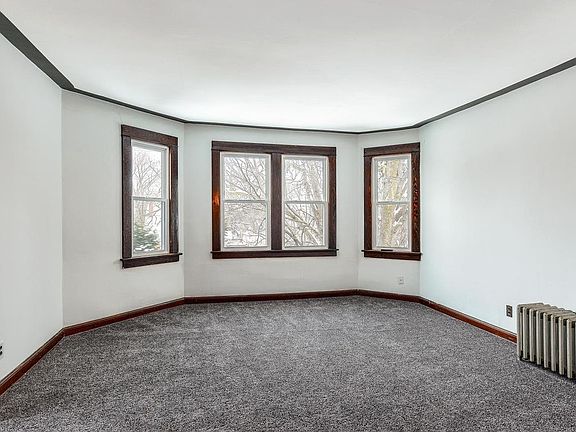 4th image of 800 37th Ave NE #1
